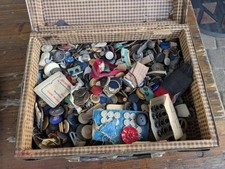 Kleiner Koffer voller Knöpfe