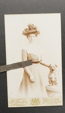 Foto Cdv Portrait Berlin Frau Haustier Hund Hut Model Kleid Kunstbild Studio