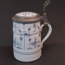 Antiker Bierkrug mit Zinndeckel Strohblumen Dekor Rauenstein