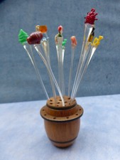 27479. Cocktailspieße  -   Cocktailpieker im Fass Plastik 50er Jahre 12 Stück