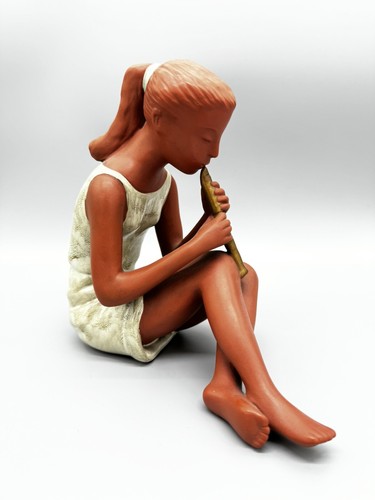 Sitzendes mädchen mit flöte - mädchen,