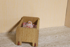 Gitterbett Puppenbett Babybett mit Püppchen Puppenstube Puppenhaus DDR Holz alt