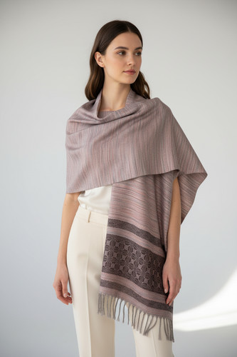 Asymmetrischer schal aus rosa - asymmetrischer,