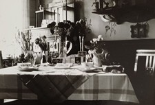 Gabentisch mit Glückwunschkarten Blumen Buffet Schrank Interieur Wohnzimmer Foto