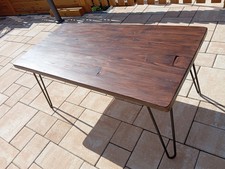 Kleiner rustikaler Tisch ideal für Garten oder Interieur.