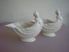 Zwei weiße Keramik-Schalen