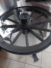 Tisch aus altem Wagenrad mit Glasplatte