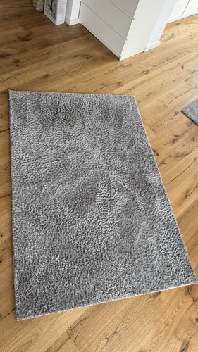 Gemütlicher grauer teppich - gemütlicher,