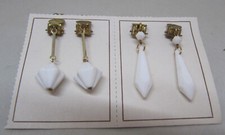 2 Paar alte weiße Ohrringe