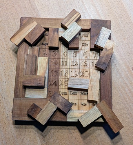 Knobel kalender aus holz - knobel-kalender,