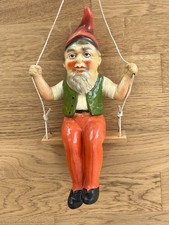 Gartenzwerg auf schaukel - gartenzwerg,