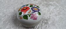 Wunderschöne Porzellan Dose, hergestellt in Ungarn, handbemalt, Schmuckschatulle