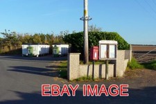 FOTO DORF ANNEHMLICHKEITEN NIEDRIGE HESKET RECYCLINGBEHÄLTER BRIEFKASTEN UND AUSHANG VON