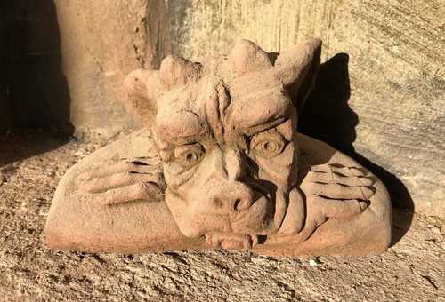 Mauer fenster hocker gargoyle - mauer,