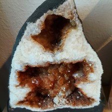 Top Große Edelstein Druse Citrin Mit Calcit Kristallen Aus Brasilien. 