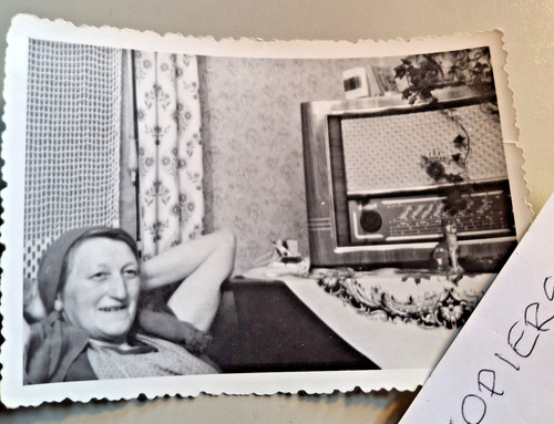 Altes foto vintage frau hört - vintage,