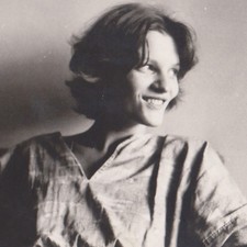Schöne junge frau lächelt - frau,