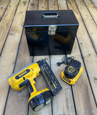 DeWALT Akku-Nagler DC618, mit 4 Packung Nägel und 2 Akkus.