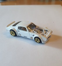 Hot Wheels 1970 Pontiac Firebird in weiß mit goldenen Felgen 