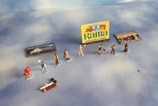 NOCH TT   Reisende  Bahnsteigdiorama  Werbetafeln unbespielt   12 - Teile  Video