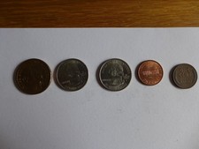5 US Münzen, 1 Dollar Gedenkmünze von 2011 sowie Quarter Dollar und 2 ein Cent