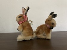 Steiff-Hasen Manni sitzend