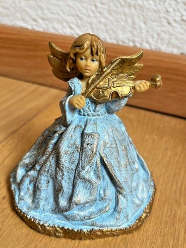 Schöner kleiner engel mit - kleiner,