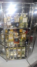 Glas VITRINE mit CHANEL