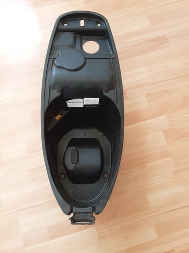 Peugeot tweet 125 helm fach - ,