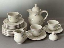 Geschirr mit Blumen-Muster