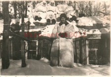 Foto, 2.WK. Wehrmacht Ostfront: Im Schnee-Tarnanzug vor Baracke (MB)21351
