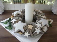 Adventskranz aus Holz geflochten mit einer großen weißen Kerze