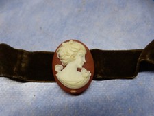 Samtband mit Camee  Frauenkopf braun  34 cm