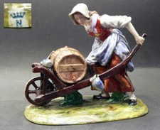 Antike Capodimonte Figur " Frau mit Schubkarre" nach 1920