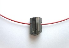 Halsreif Stahl rot 45 cm Magnetverschluss mit 15 mm schwarzem Turmalin Kristall