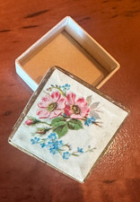 Kleine bedruckte Papp-Schachtel (Jugendstil)  Größe 30 x 30 x 12 mm