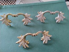 3 goldfarbene Möbelgriffe