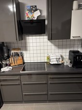 Moderne Küche mit E-Geräten