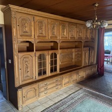 Große massive Schrankwand /