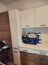 weiße küchenzeile mit