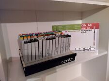89 Copic Marker (Copic Classic, Copic Ciao), inkl. Aufsteller und Papier