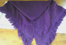 Stola Dreíeckstuch Schultertuch lila gehäkelt Wolle Fransen