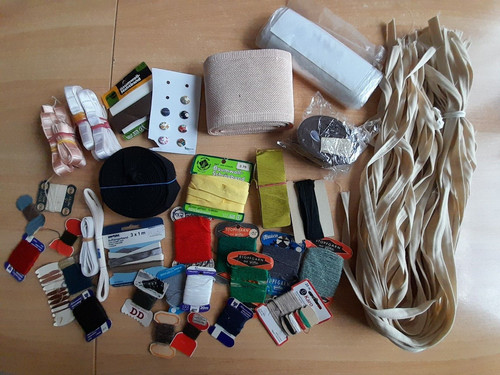 Karton mit nähutensilien - mit, für