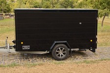 Kofferanhänger, Tieflader mit teilintegrierten Radkäsen, Gesamtgewicht 1500 kg