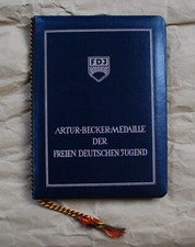 Urkunde FDJ,Artur-Becker-Medaille Originalunterschrift,in Verleihungsmappe
