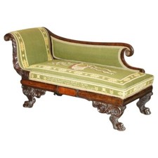 ANTIKE HANDGESCHNITZTE REGENCY-CHAISELONGUE AUS BESTICKTEM MAHAGONI MIT LÖWENHAARTATZE
