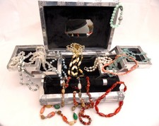 Schmuckschatulle in Buchform, silberfarbenen mit 11 Schmuckketten