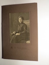 Opladen - sitzende Frau / KAB