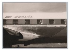 Frau klopft an Flugzeugfenster