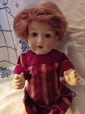 wunderschöne alte Puppe